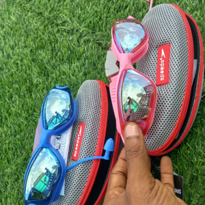 Swimming google with earplug